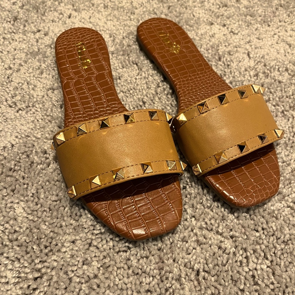 NWT Pink Lily Hattie tan sandals with gold embellishments.